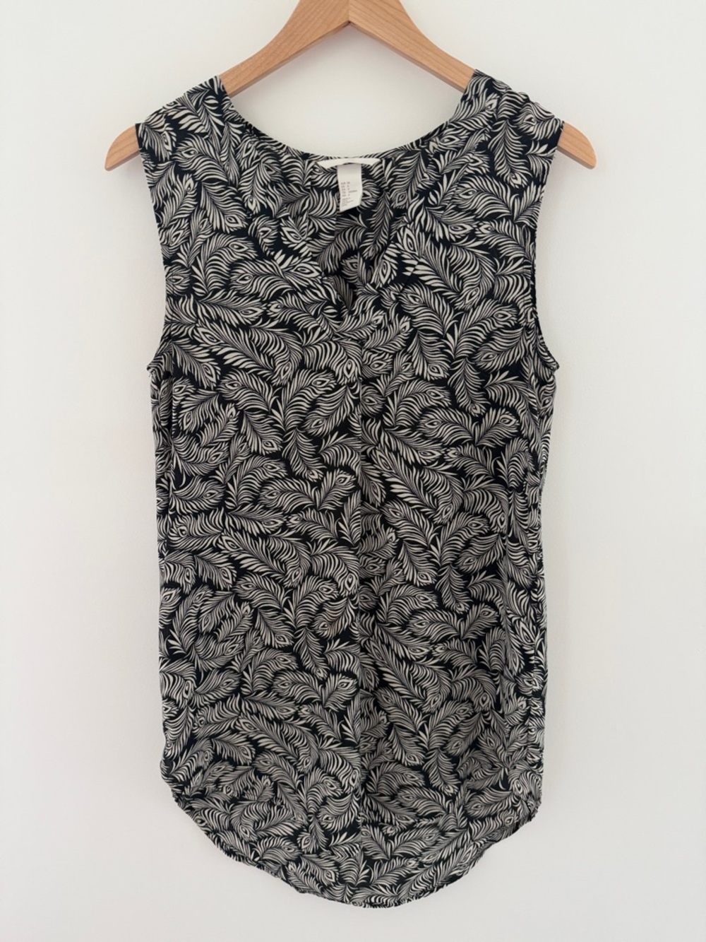 H&M Sleeveless Black & White Feather-Print Women's Top Size 6